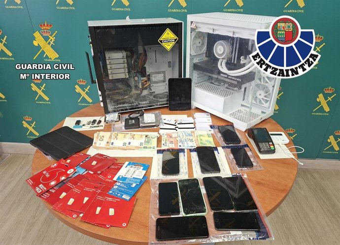 La Guardia Civil de la Región de Murcia y la Ertzaintza han desarrollado la operación Marles-Andre, una investigación dirigida a esclarecer dos ciberestafas por un valor cercano a los 100.000 euros