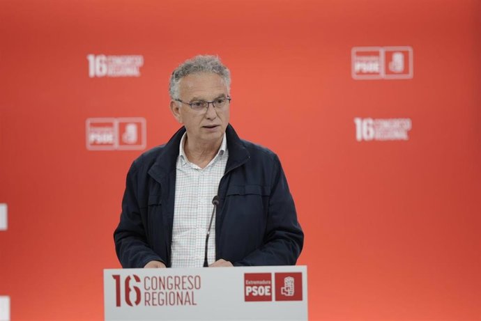 El presidente de la Comisión Gestora del PSOE de Extremadura, José Luis Quintana, en rueda de prensa, a 11 de abril de 2026, en Mérida.