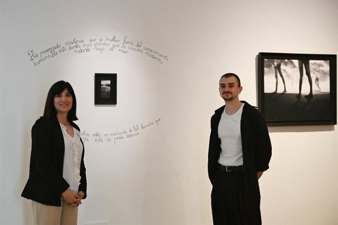 La diputada provincial de Cultura y Educación, Pilar Caracuel, ha presentado la exposición 'Amigo Virgilio', junto al artista granadino Aureliano Santa-Olalla, autor de la misma, que se puede visitar en el Palacio de los Condes de Gabia de Granada.