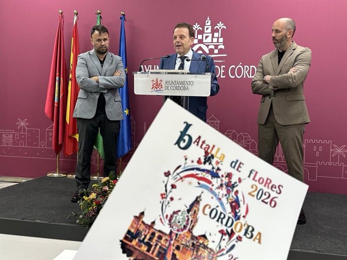 El edil de Fiestas y Tradiciones, Julián Urbano; el presidente de la Federación de Peñas, Juan Serrano, y el delegado de Cultura y Turismo de la Junta, Eduardo Lucena, presentan la Batalla de las Flores, que lanzará más de 80.000 claveles el 26 de abril.
