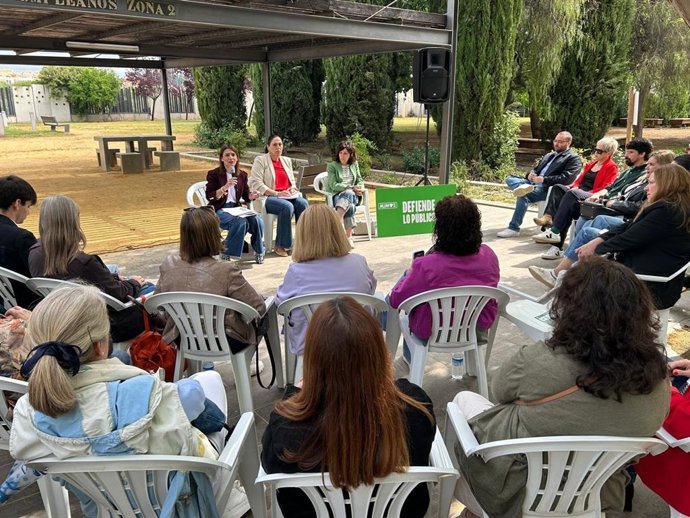 La candidata número uno del PSOE por Granada a las elecciones del 17M, Olga Manzano, ha intervenido en Atarfe junto a la también candidata socialista, María Ángeles Prieto, y la alcaldesa, Yolanda Fernández.