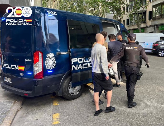 Los arrestados suben a un furgón de la Policía Nacional.