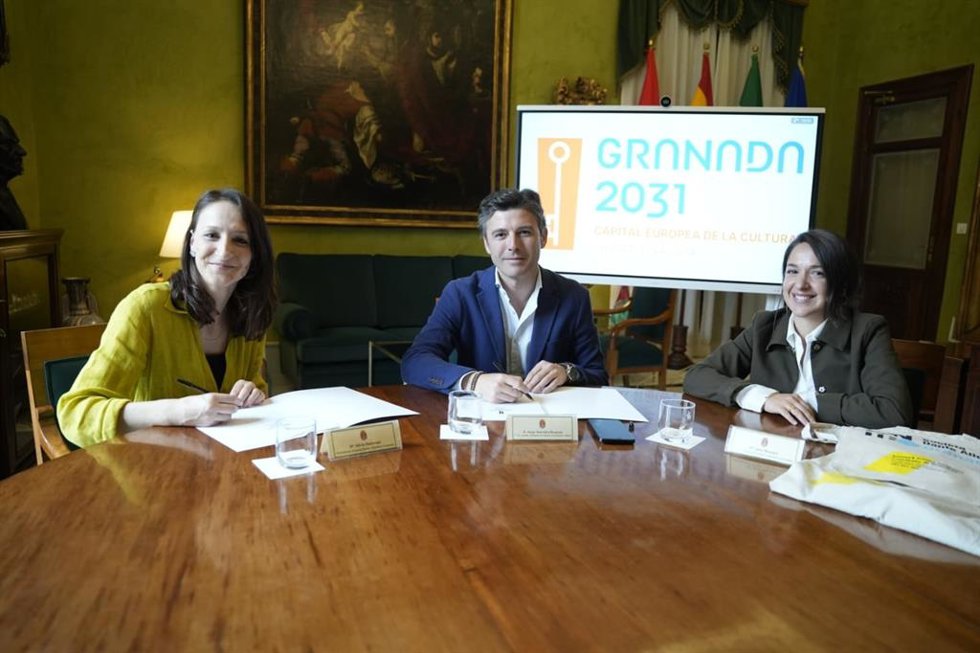 El concejal de Cultura, Jorge Saavedra, y la presidenta de la Società Dante Alighieri, Silvia Datteroni, en el acuerdo.