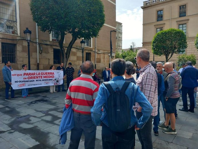 Una concentración pide en Logroño "el fin de la guerra" y trabajar "por una paz justa y duradera en Oriente Medio"
