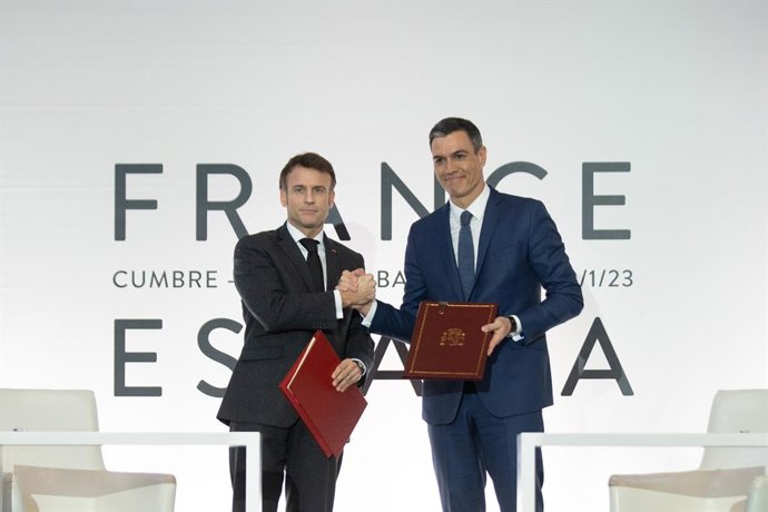 Archivo - El presidente de Francia, Emmanuel Macron (i) y el presidente del Gobierno, Pedro Sánchez (d), posan tras la firma de un Tratado de Amistad entre sus respectivos países, durante la XXVII Cumbre Hispano-Francesa, en el Museo Nacional de Arte de C
