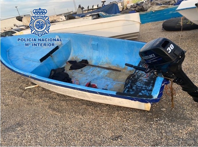 Archivo - Nota De Prensa Y Fotografía: "La Policía Nacional Detiene A Los Patrones De Una Embarcación Que Arribó A La Playa De Mojácar Con 10 Inmigrantes A Bordo"
