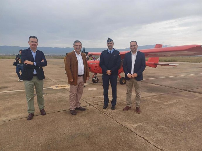 El consejero Juan María Vázquez, el coronel jefe de la Base Aérea de Alcantarilla, José Ignacio Sánchez-Heredero, el director general de Universidades e Investigación, Antonio Caballero, y el responsable de la Fundación Séneca, Antonio González