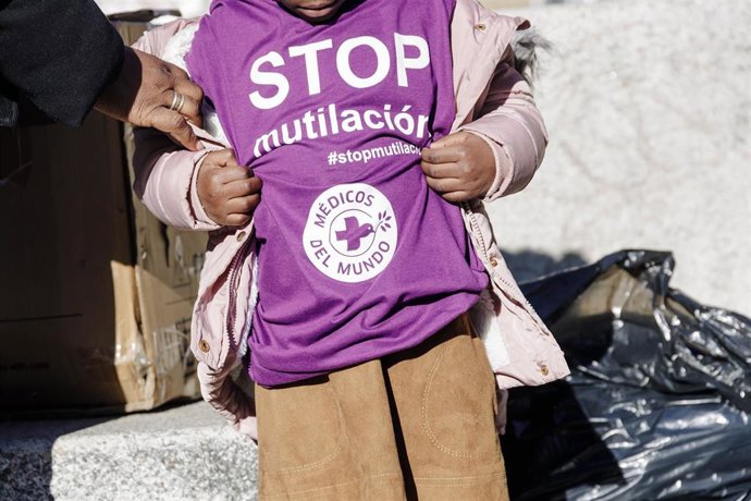 Archivo - Una niña viste con una camiseta de 'Stop mutilación' durante un acto para conmemorar el Día Internacional de la Tolerancia Cero contra la Mutilación Genital Femenina, en la Plaza del Museo Reina Sofía, a 6 de febrero de 2023, en Madrid (España).