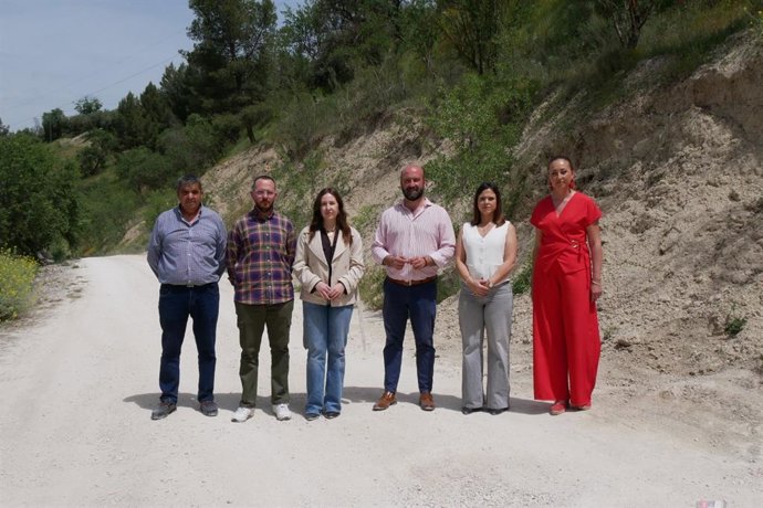 La candidata al Parlamento andaluz Rosa Espino y la secretaria general del PSOE de Quesada, María Fernández, durante la visita.