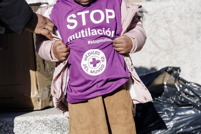 Archivo - Una niña viste con una camiseta de 'Stop mutilación' durante un acto para conmemorar el Día Internacional de la Tolerancia Cero contra la Mutilación Genital Femenina, en la Plaza del Museo Reina Sofía, a 6 de febrero de 2023, en Madrid (España).