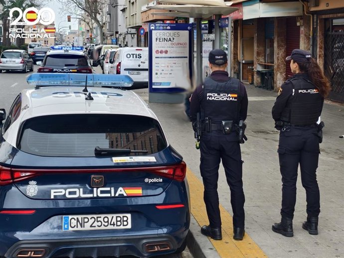 Dos agentes de la Policía Nacional en Palma.