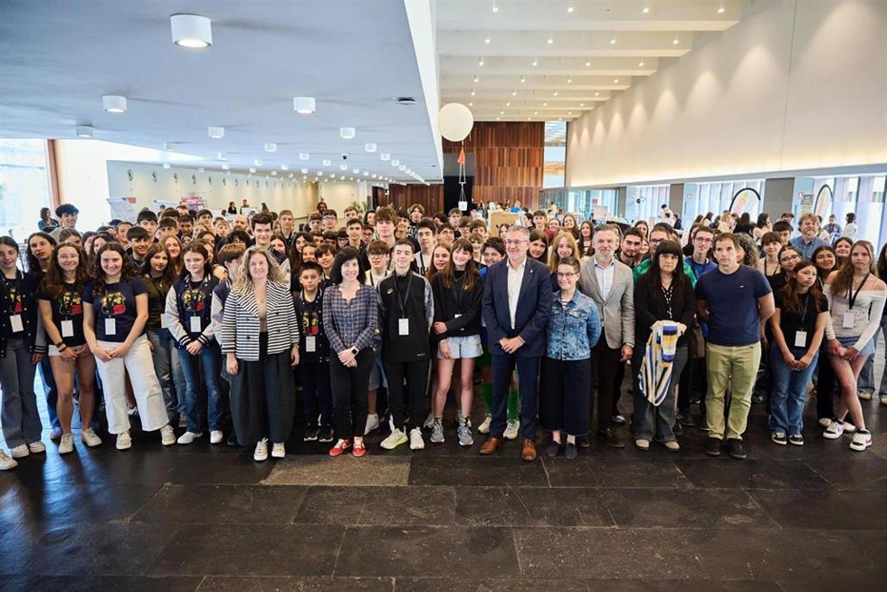 El consejero Juan Luis García con los participantes en la octava edición de Elhuyar Zientzia Azoka | Navarra Tecnociencia.