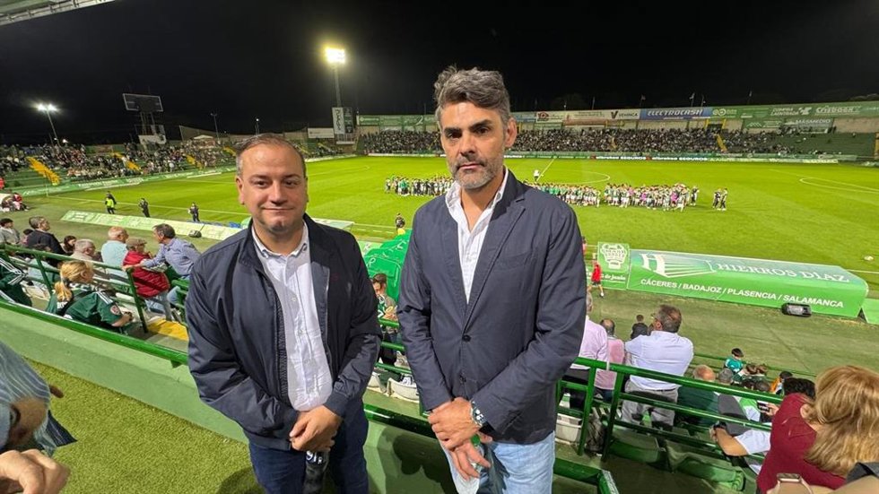 El diputado de Deportes en la Grada 'Diputación' del Estadio Príncipe Felipe de Cáceres
