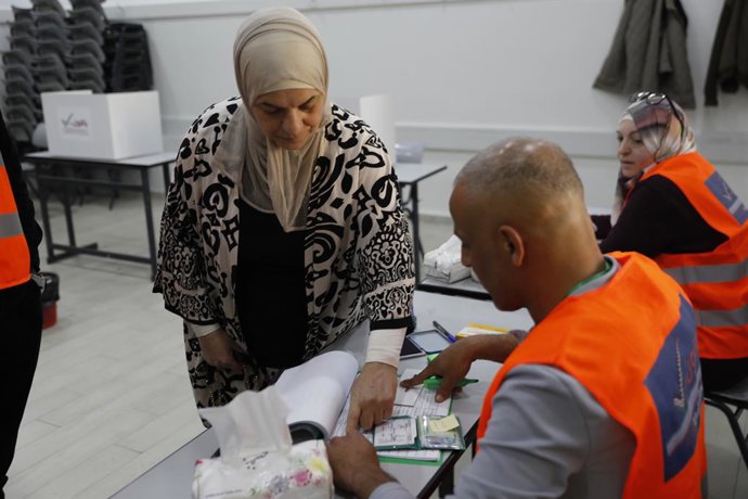 25 de abril de 2026, Hebron, Cisjordânia, Território Palestino: Eleitores palestinos chegam às seções eleitorais durante as eleições para o conselho municipal em Hebron, na Cisjordânia, em 25 de abril de 2026. Os palestinos da Cisjordânia e da região cent