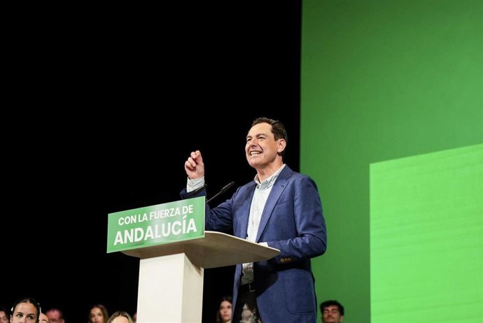 El candidato a la reelección a presidente de la Junta de Andalucía, Juanma Moreno, interviene en un acto de precampaña en el Auditorio Maestro Padilla de Almería. 