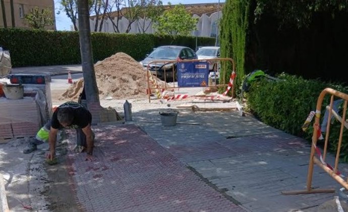 Las obras del Ayuntamiento de Jerez, dentro del plan de conservación y mantenimiento de viales públicos, llegan a la avenida Duque de Abrantes.