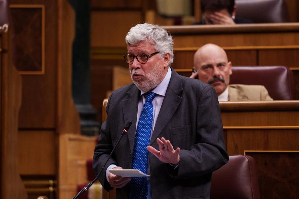 Archivo - El diputado de Sumar, Agustín Santos, interviene durante una sesión de control al Gobierno, en el Congreso de los Diputados, a 14 de mayo de 2025, en Madrid (España). Durante el pleno, el Congreso ha rendido cuentas sobre el apagón general del p