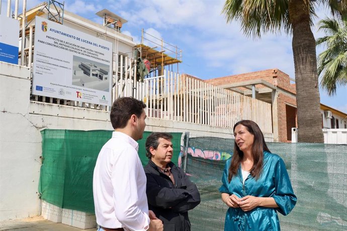 La candidata número uno por la provincia de Huelva a las próximas elecciones andaluzas y coordinadora de Inclusión Social, Juventud, Familias e Igualdad, Loles López, en su visita a Lucena del Puerto.