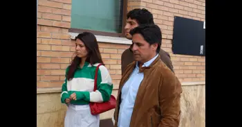 Tana Rivera, junto a Fran Rivera y Tomás Páramo, acompaña a Roca Rey en el hospital