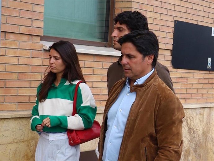 Tana Rivera, junto a Fran Rivera y Tomás Páramo, acompaña a Roca Rey en el hospital