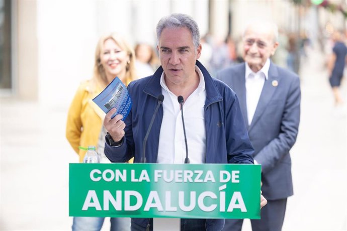 El vicesecretario de Política Autonómica y Municipal y Análisis Electoral del Partido Popular, Elías Bendodo, durante un acto de precampaña del PP en Málaga junto a la candidata Carolina España y al alcalde, Francisco de la Torre.