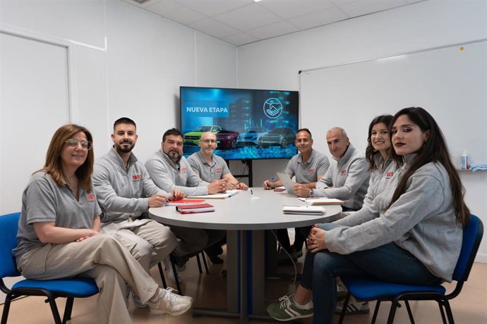 De izquierda a derecha: Mª Jose Labiano, Mikel Araiz, Javier Fajardo, Basilio Martín, César Bonel, Alfredo Morales, Andrea Alfaro, Erika Martínez, componentes de la nueva comisión ejecutiva de UGT en VW Navarra.