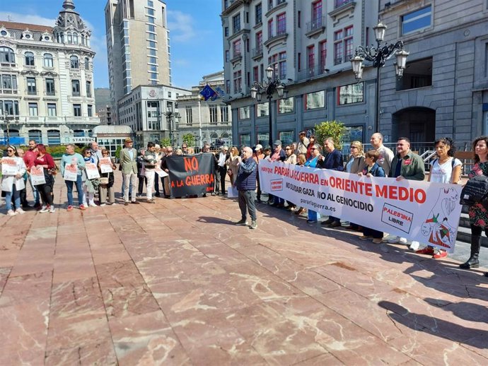 Manifestación del movimiento 'Parar la guerra' en Oviedo.