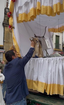 El consejero de Justicia, Administración Local y Función Pública, José Antonio Nieto, en la primera Carreta Solidaria de la Hermandad del Rocío de Córdoba.