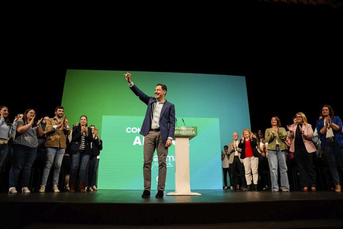 El candidato a la reelección a presidente de la Junta de Andalucía, Juanma Moreno, interviene en un acto de precampaña en el Auditorio Maestro Padilla de Almería. 