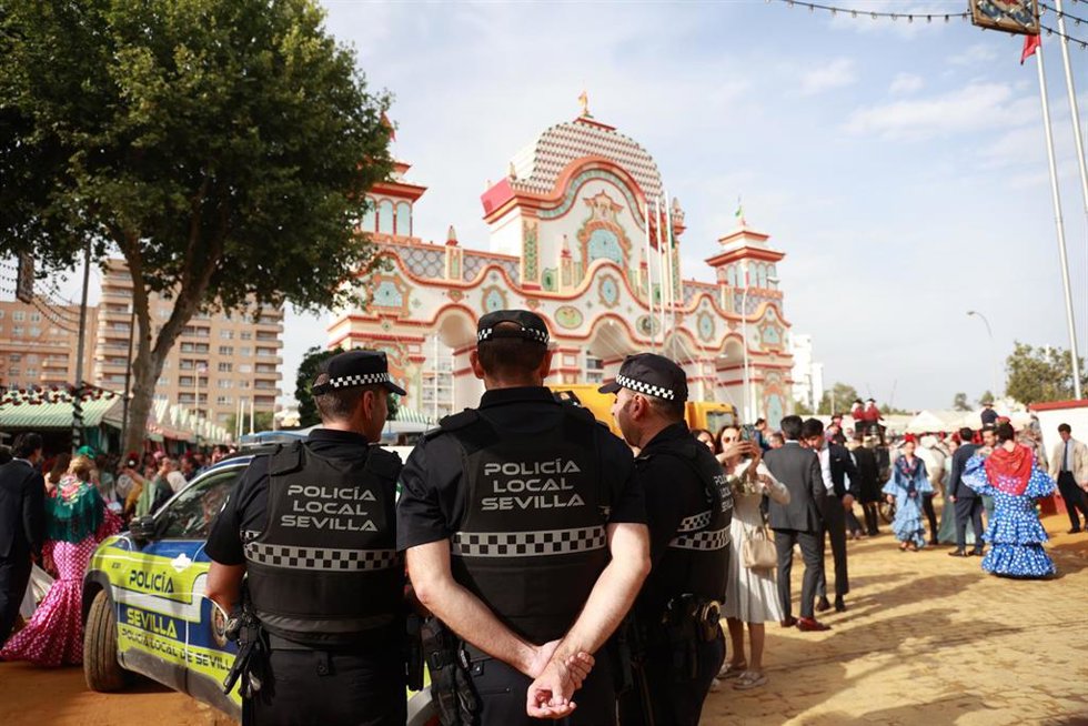 Policía Local en el Real de la Feria del primer día oficial de la semana de farolillos. A 21 de abril de 2026 en Sevilla.