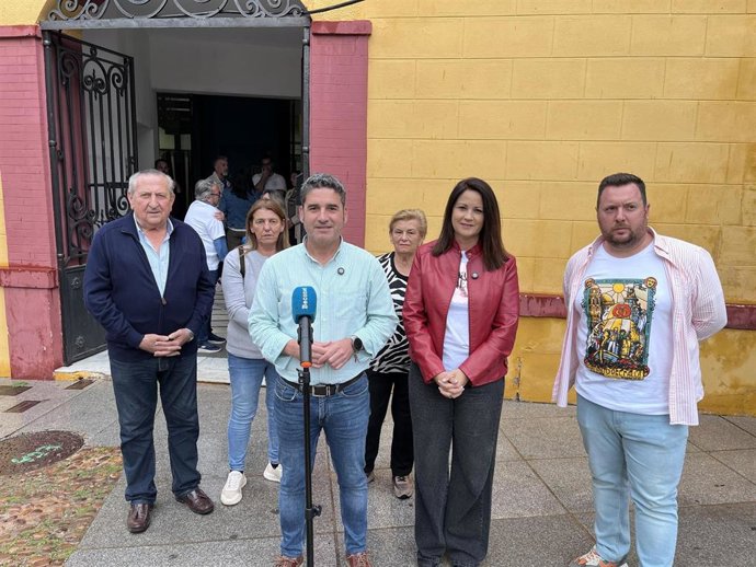 La cabeza de lista del PSOE de Córdoba para el Parlamento andaluz en las elecciones del 17 de mayo, Silvia Mellado, en una visita la localidad de Pedro Abad.