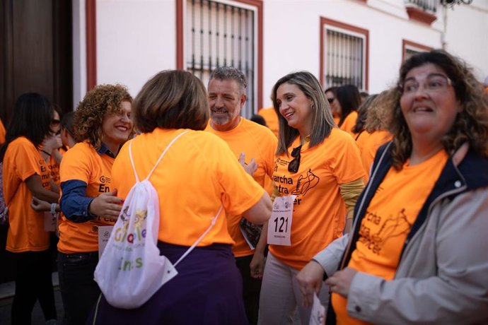 La vicesecretaria general del PSOE-A y candidata número uno por Huelva al Parlamento andaluz, María Márquez, en la marcha solidaria contra el cáncer celebrada en Trigueros (Huelva).
