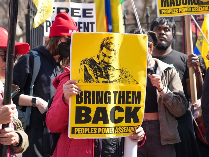 Nova York, NY, 26 de março: Manifestantes contra a guerra e contra Maduro se reúnem em frente a um tribunal federal no sul de Manhattan durante uma audiência judicial do ex-presidente venezuelano Nicolás Maduro, em 26 de março de 2026. Crédito: Xavier Dia