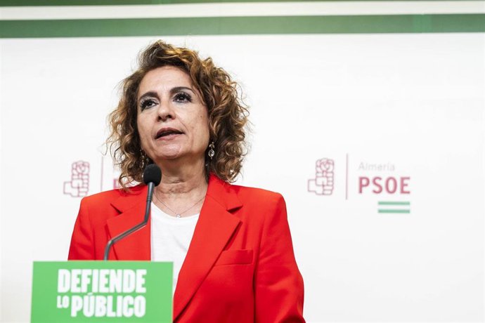 La secretaria general del PSOE-A, María Jesús Montero, atiende a los medios. Imagen de archivo. 