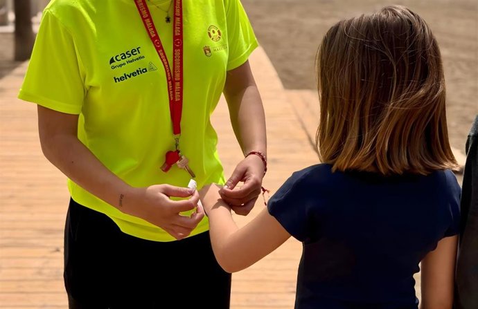 Servicio de pulseras identificativas en las playas de Marbella.