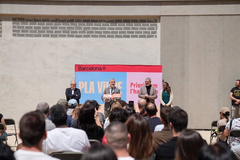 El alcalde de Barcelona, Jaume Collboni, en la entrega de llaves de 60 viviendas de alquiler asequible de la Illa Acer