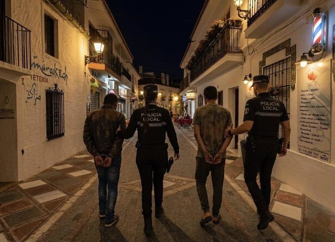 Dos detenidos por la Policía Local de Benalmádena como presuntos autores de una oleada de robos en comercios y domicilios del núcleo del Pueblo.