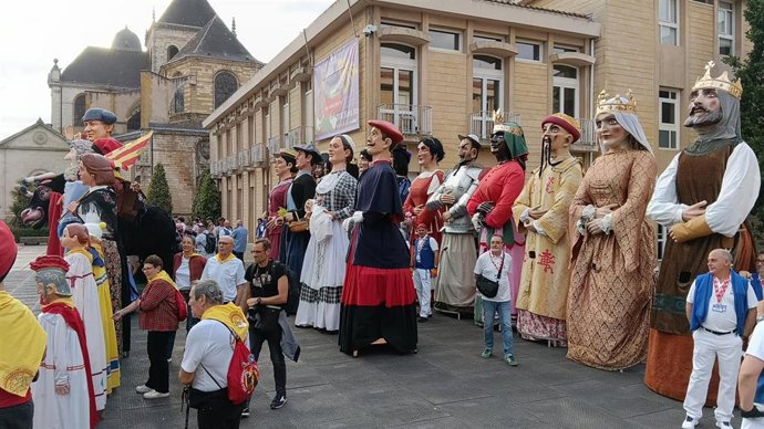 Los 14 gigantes de la Comparsa del Ayuntamiento de Zaragoza representan a España en el Festival "Têtes en l'air" de la ciudad francesa de Dax.
