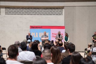 L'alcalde de Barcelona, Jaume Collboni, en el lliurament de claus de 60 habitatges de lloguer assequible de la Illa Acer