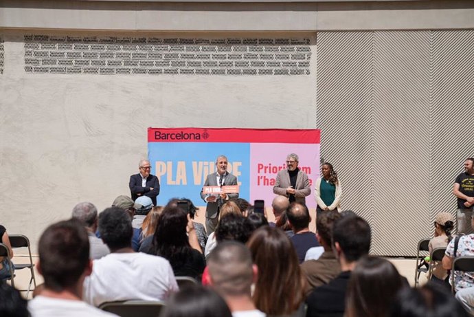 L'alcalde de Barcelona, Jaume Collboni, en el lliurament de claus de 60 habitatges de lloguer assequible de la Illa Acer