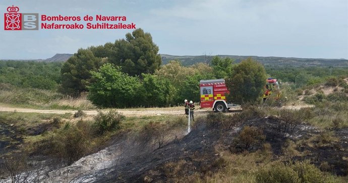 Los bomberos intervienen en un incendio de vegetación en la zona de Soto de los Tetones.