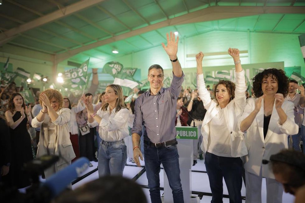 El secretario general del PSOE y presidente del Gobierno, Pedro Sánchez, y la secretaria general del PSOE-A y candidata a la Presidencia de la Junta de Andalucía, María Jesús Montero, en un acto público en Gibraleón (Huelva). (Foto de archivo).