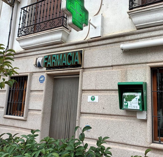 Archivo - Farmacia rural con desfibrilador