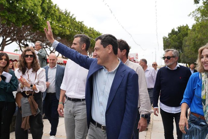 El presidente del PP de Andalucía y candidato a la reelección de la presidencia de la Junta de Andalucía, Juanma Moreno, en las fiestas de San Marcos de El Ejido (Almería).