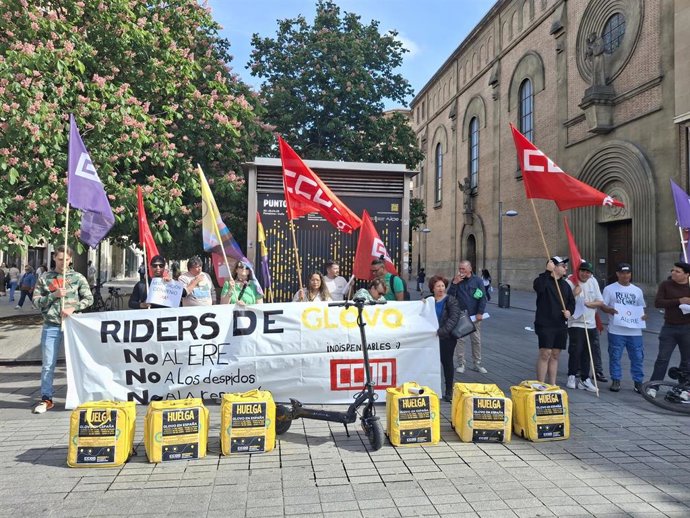 Concentración en Pamplona de riders de Glovo en contra de los despidos en la empresa.