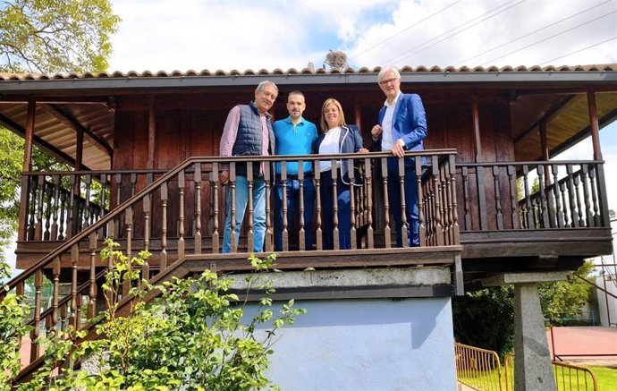 La vicepresidenta de Asturias, Gimena Llamedo, visita el centro asturiano de  Valladolid.
