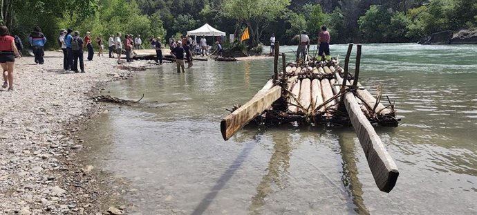 Labores de aguado este sábado en la playa de murillo de Gállego antes del descenso de nabatas de este domingo.