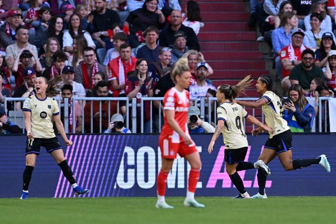 Ewa Pajor comemora o 0 a 1 na partida de ida das semifinais da Liga dos Campeões entre Bayern e Barça Feminino, temporada 2025-2026