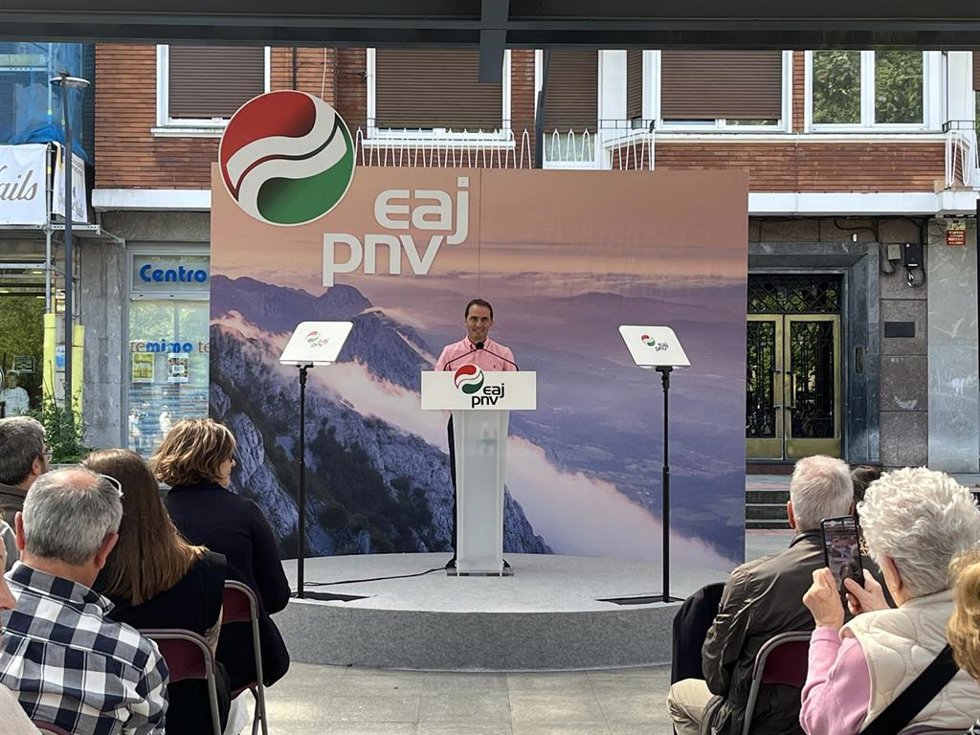 El presidente del PNV, Iñigo Ansola, en un acto del partido en Deusto