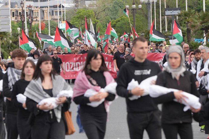Dezenas de pessoas durante uma manifestação da Iniciativa Cidadã Gernika-Palestina sob o lema “Da cidade de Gernika, nem genocídio, nem guerra”, em 25 de abril de 2026, em San Sebastián, Guipúzcoa, País Basco (Espanha). A marcha faz parte de 